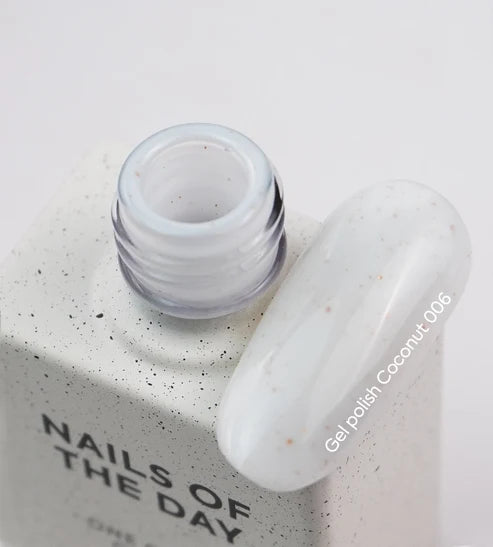 NAILSOFTHEDAY Gel Polish Coconut 006— milchweißes Gel-Lack mit Goldflocken, deckend in einer Schicht, 10 ml