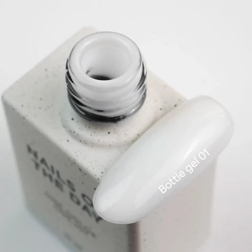 NAILSOFTHEDAY Flaschengel 01 – weißes, ultrastarkes Gel, 10 ml