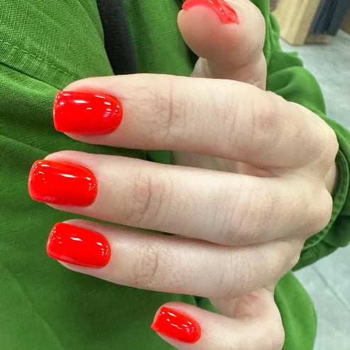 NAILSOFTHEDAY Let`s Special Red – ein spezieller roter Gellack, der in einer Schicht aufgetragen wird, 10 ml