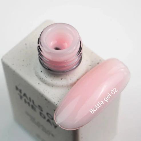 NAILSOFTHEDAY Flaschengel 02 – superstarkes Gel (blassrosa), 10 ml
