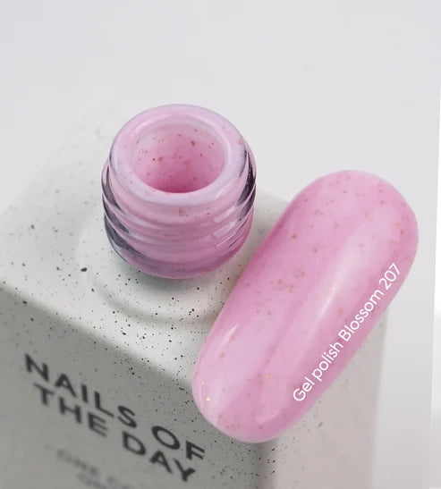 NAILSOFTHEDAY Gel Polish Blossom  207— zartrosa Gel-Lack mit Goldflocken, deckend in einer Schicht, 10 ml.