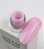 NAILSOFTHEDAY Gel Polish Blossom  207— zartrosa Gel-Lack mit Goldflocken, deckend in einer Schicht, 10 ml.