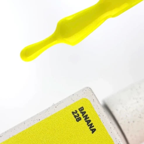 NAILSOFTHEDAY Gel Polish Banana-228 — neon-gelber UV-Gel-Lack mit vollständiger Deckkraft in nur einer Schicht, 10 ml