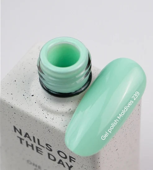NAILSOFTHEDAY Gel Polish Maldives 239— warmer mintgrüner Gel-Lack, deckend in einer Schicht, 10 ml.
