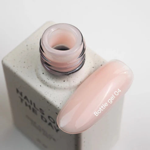 NAILSOFTHEDAY Flaschengel 04 – superstarkes Gel (milchbeige), 10 ml