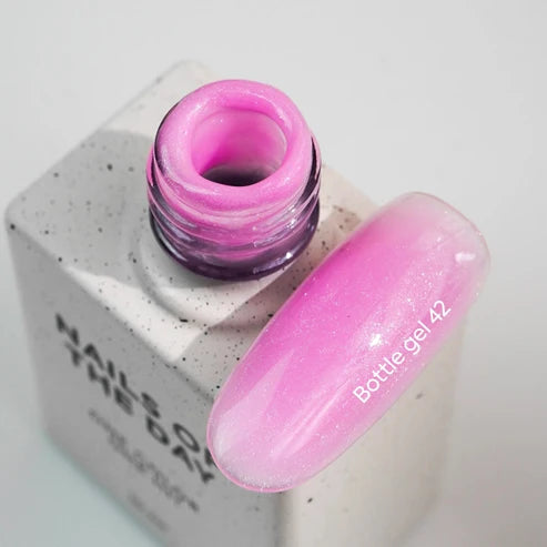 NAILSOFTHEDAY Bottle Gel 42 – rosafarbenes, schimmerndes, ultrastarkes Gel zur Nagelverstärkung, 10 ml