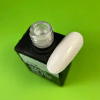 NAILSOFTHEDAY Milky Top – sanftes milchiges Top ohne klebrige Schicht für Nägel, 10 ml