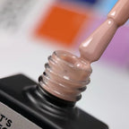 NAILSOFTHEDAY Let’s Special Pantone2025/1 — warmer beige-brauner Gel-Lack, der in einer einzigen Schicht deckt, 10 ml.