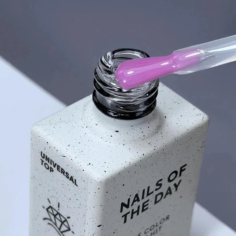 NAILSOFTHEDAY Universal Top — glänzender No-Wipe-Topcoat mit minimalem UV-Filtergehalt, 10 ml